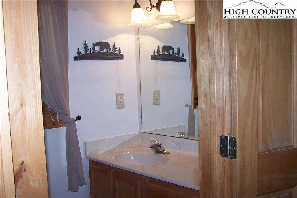 Image number 11 for the current listing