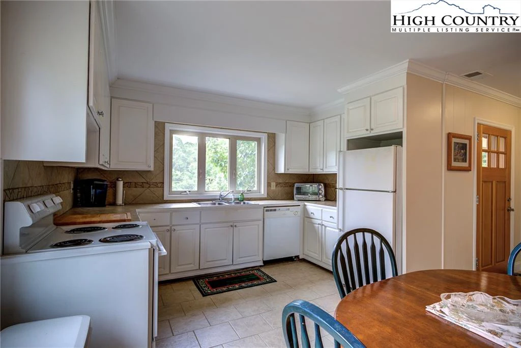 Image number 21 for the current listing