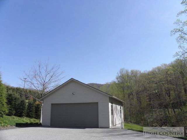 Image number 14 for the current listing
