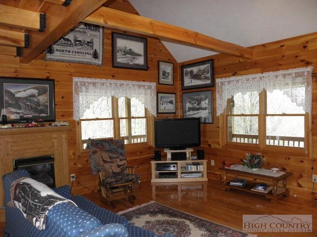 Image number 19 for the current listing
