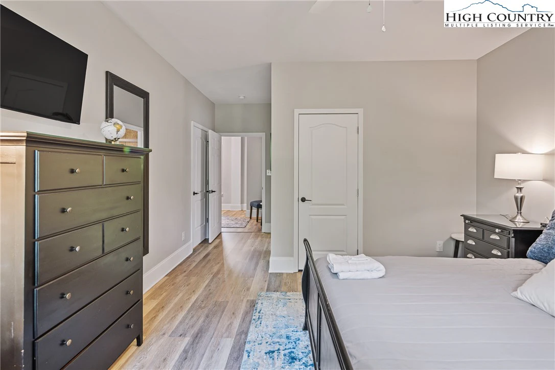 Image number 5 for the current listing