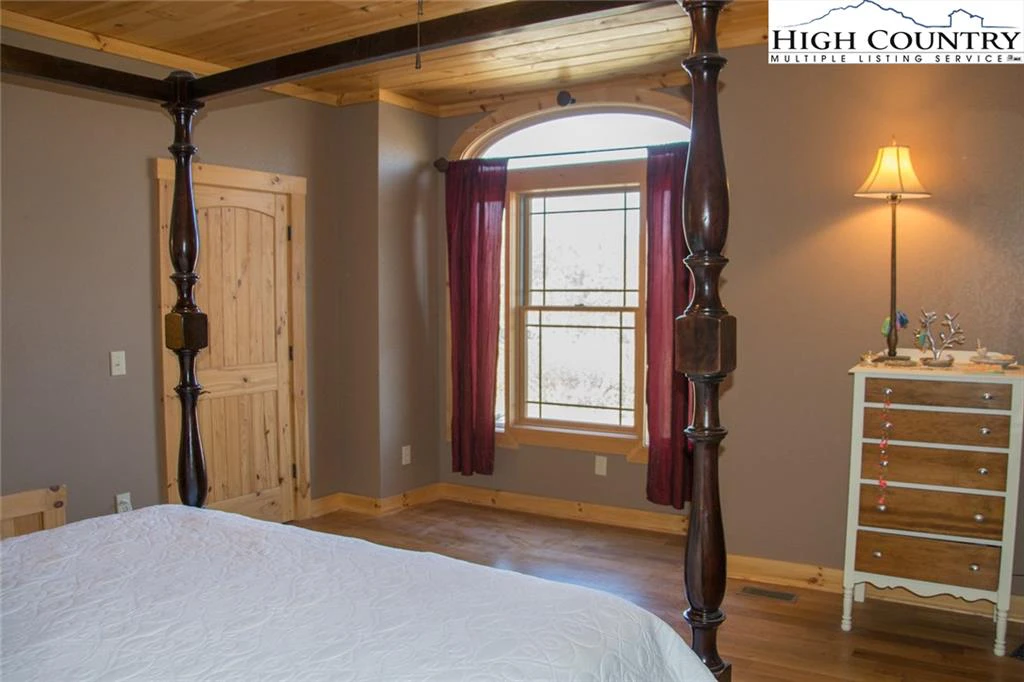 Image number 9 for the current listing
