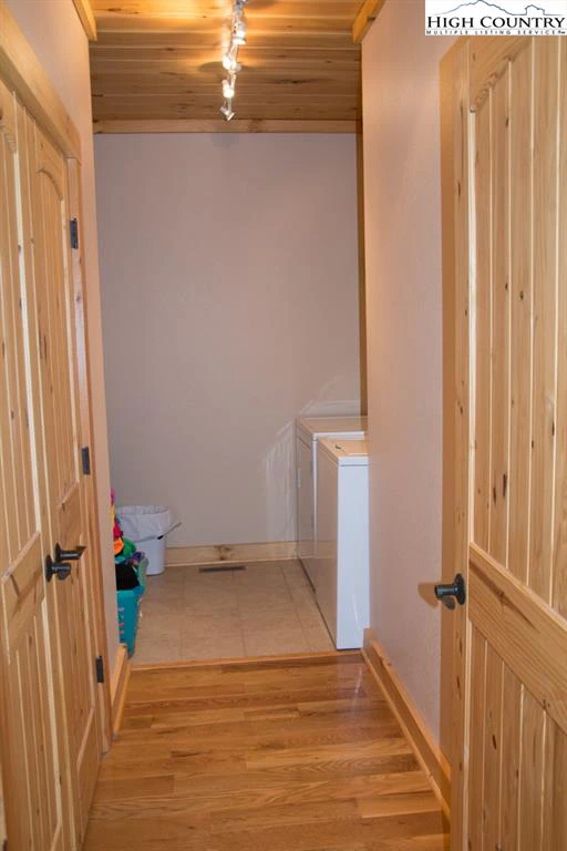 Image number 8 for the current listing