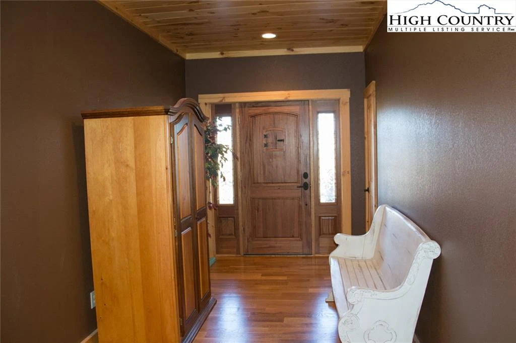 Image number 14 for the current listing