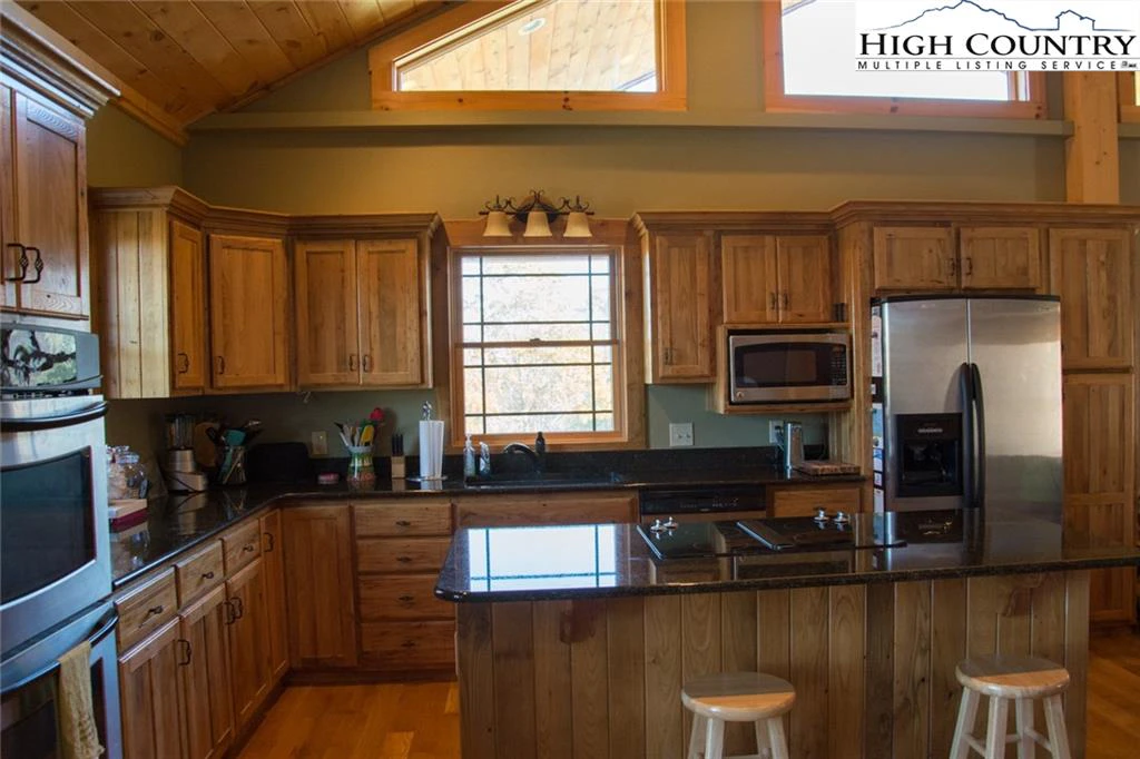Image number 2 for the current listing