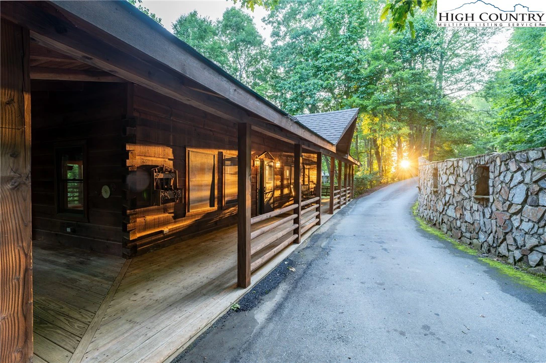 Image number 2 for the current listing