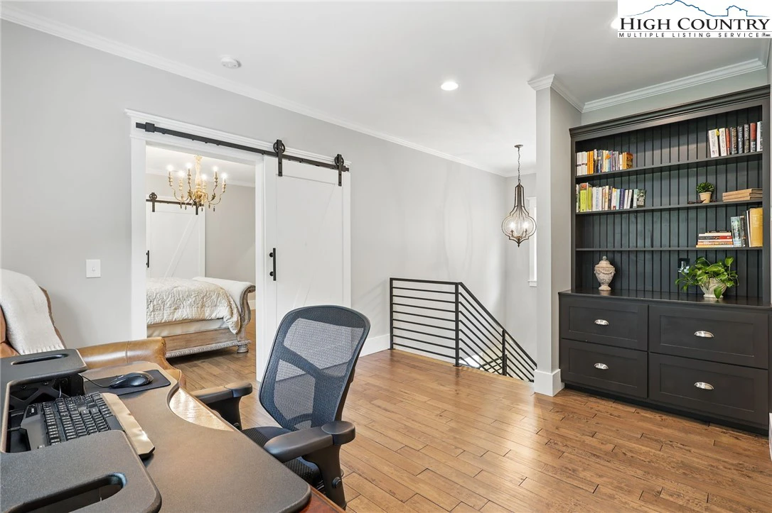 Image number 19 for the current listing