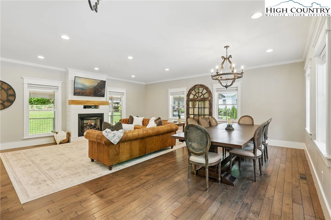 Image number 1 for the current listing