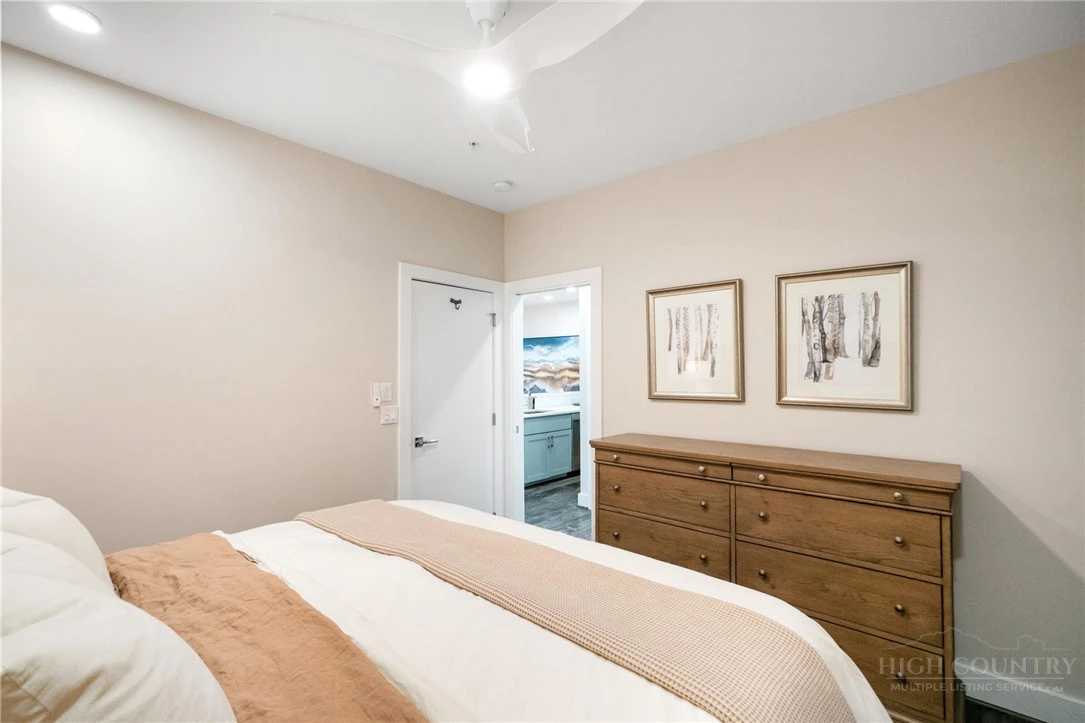 Image number 5 for the current listing