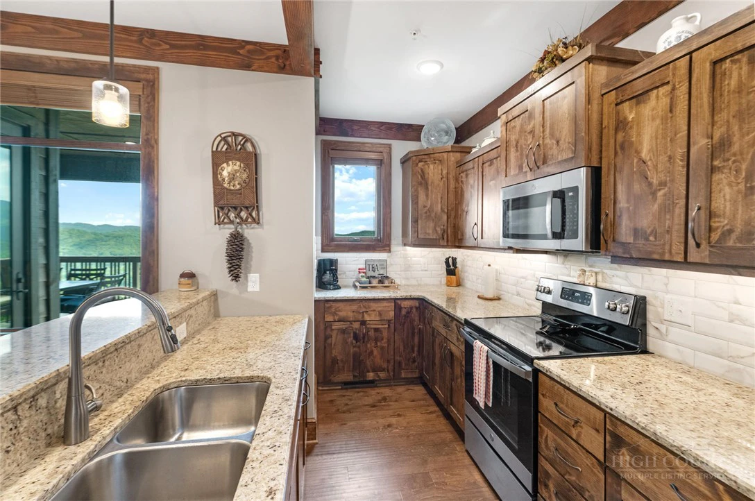 Image number 9 for the current listing