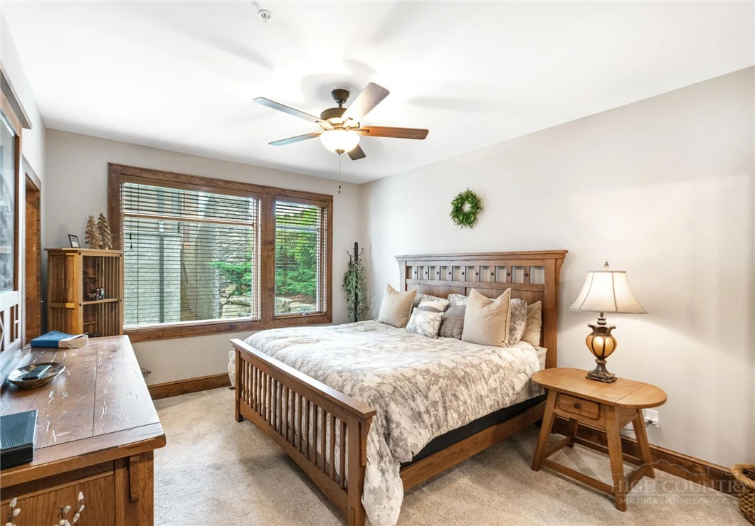 Image number 19 for the current listing