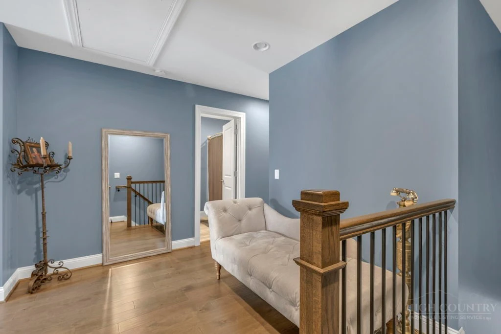 Image number 11 for the current listing