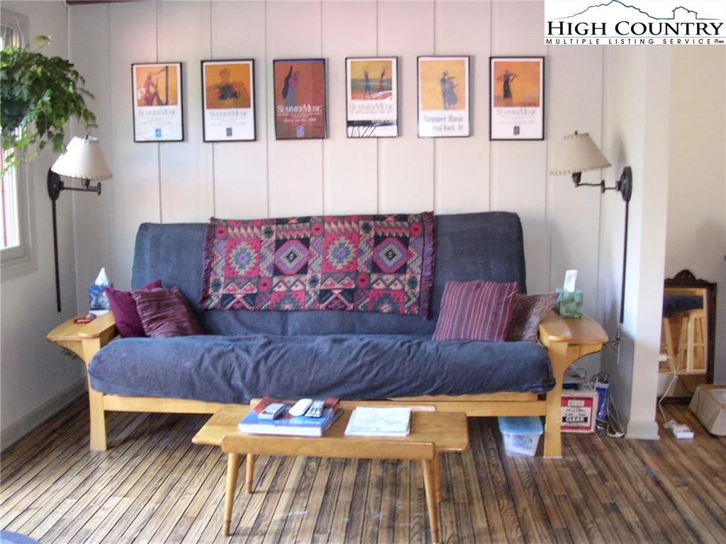 Image number 3 for the current listing