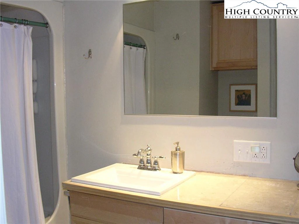 Image number 9 for the current listing