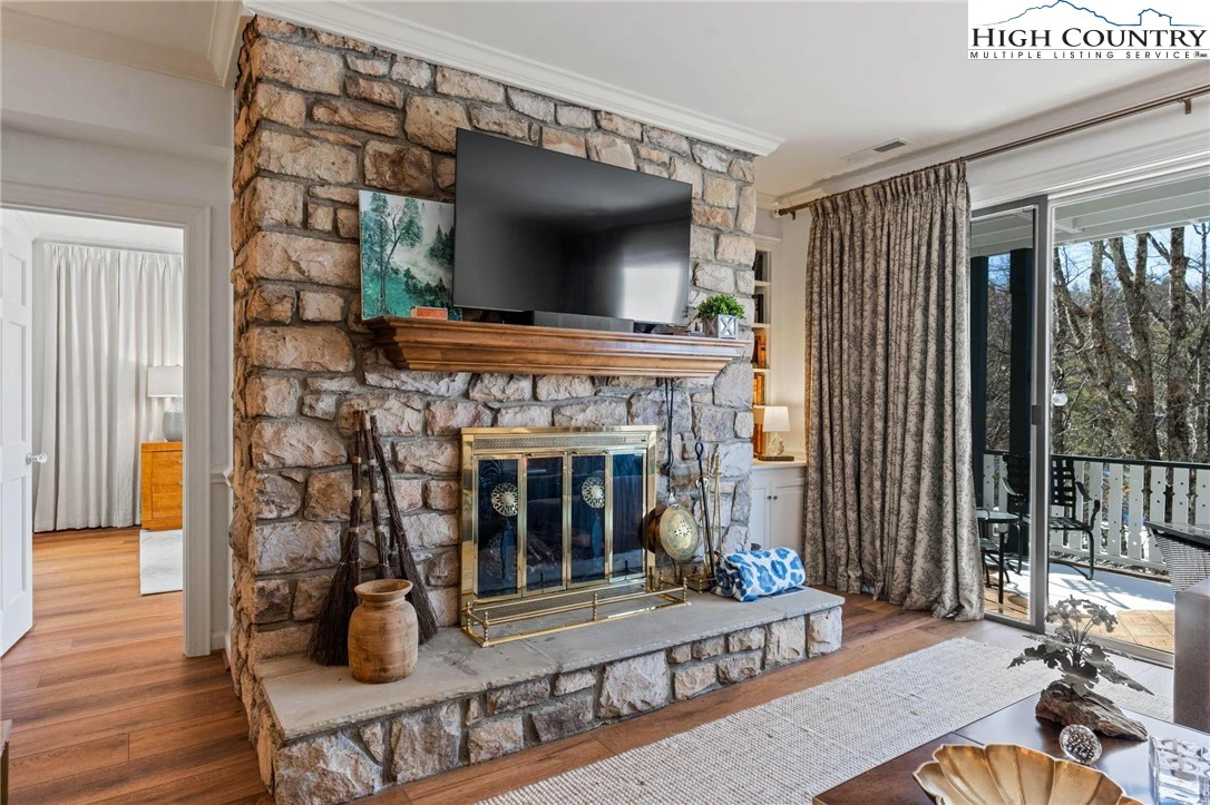 Image number 17 for the current listing