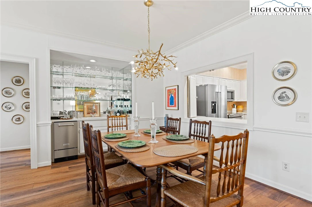 Image number 11 for the current listing