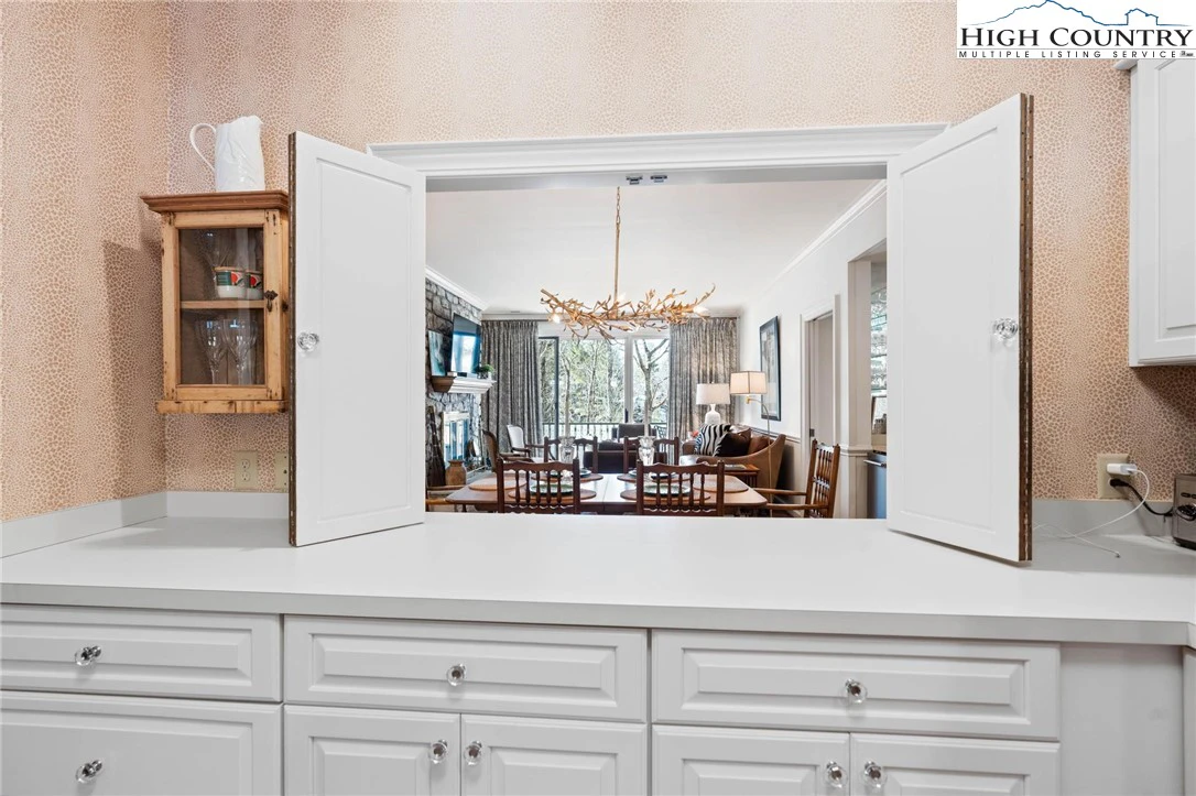 Image number 4 for the current listing