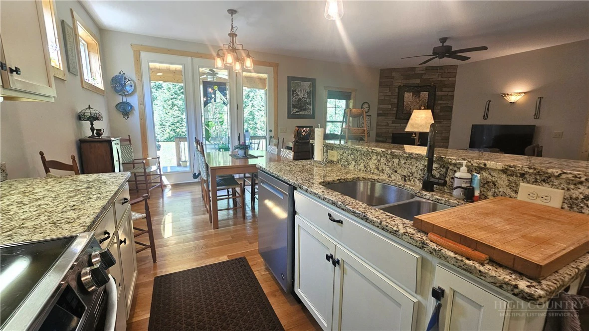 Image number 12 for the current listing