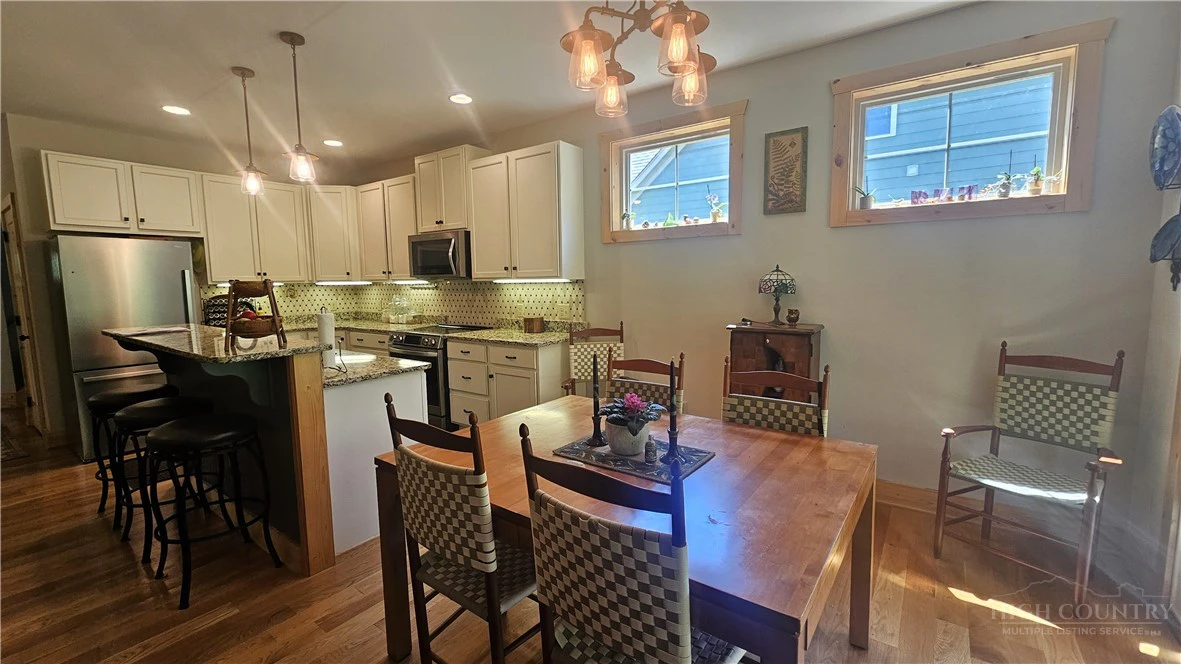 Image number 13 for the current listing