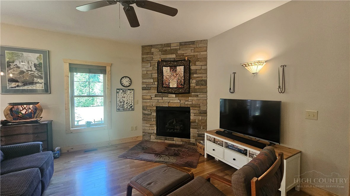 Image number 14 for the current listing