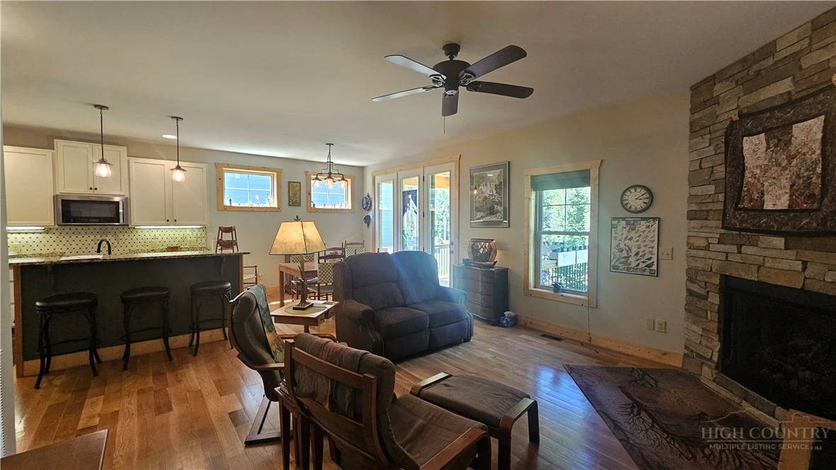 Image number 16 for the current listing