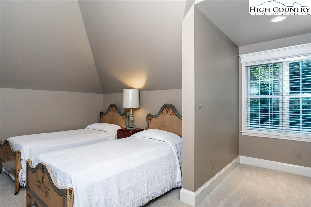 Image number 2 for the current listing