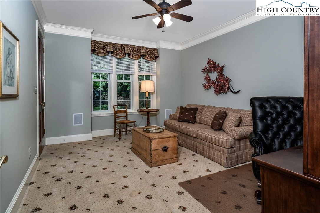 Image number 4 for the current listing