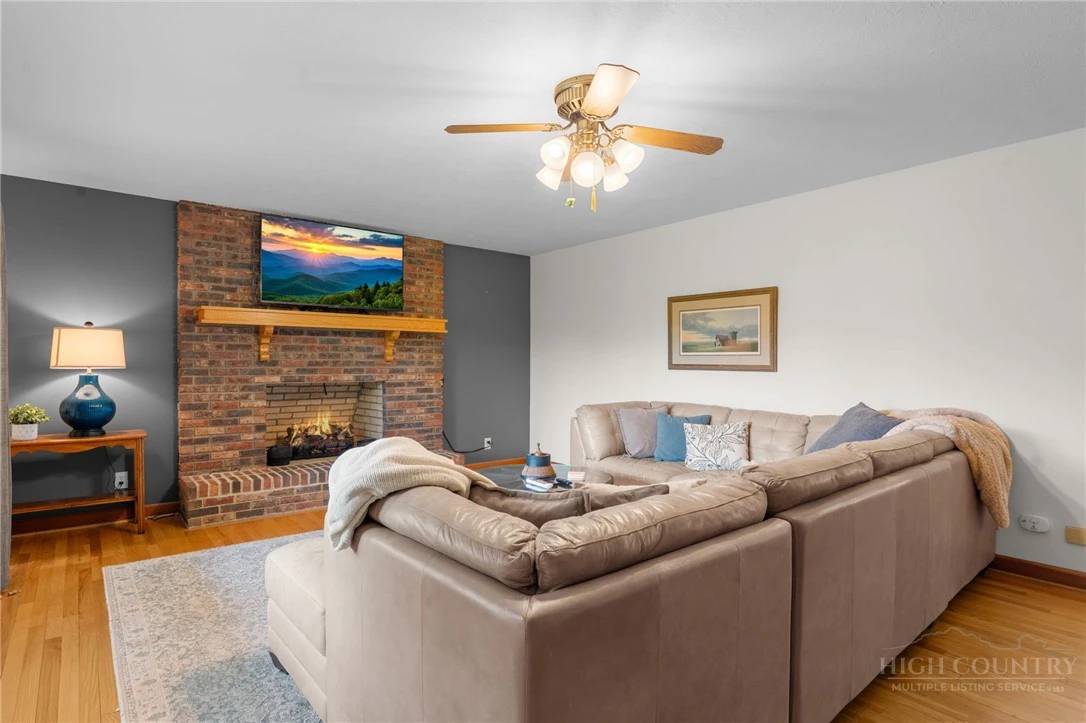 Image number 17 for the current listing