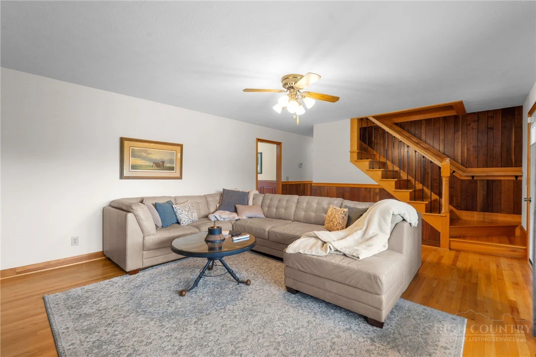 Image number 18 for the current listing