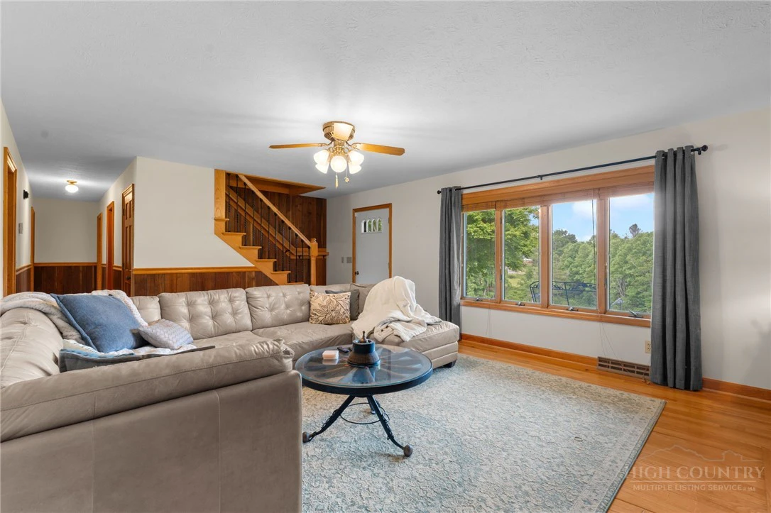 Image number 19 for the current listing