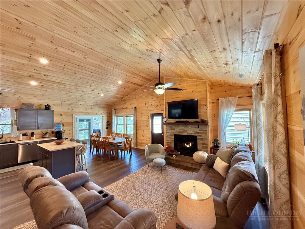 Image number 14 for the current listing