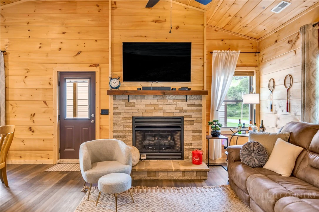 Image number 14 for the current listing
