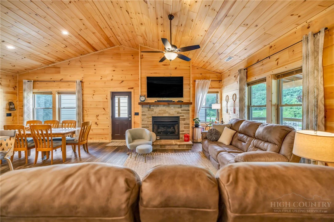 Image number 15 for the current listing