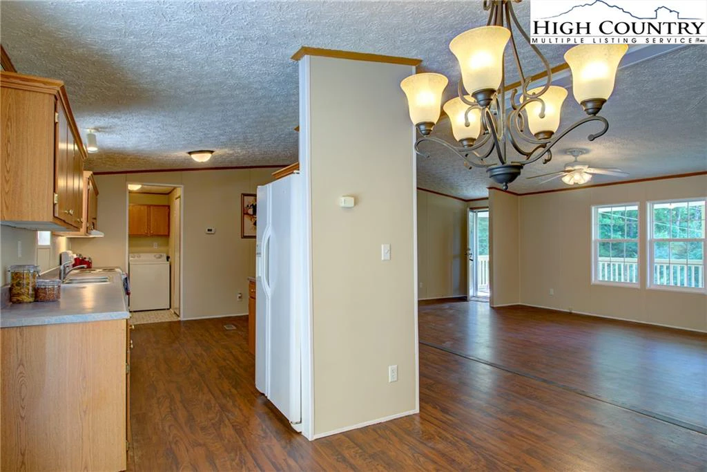 Image number 18 for the current listing
