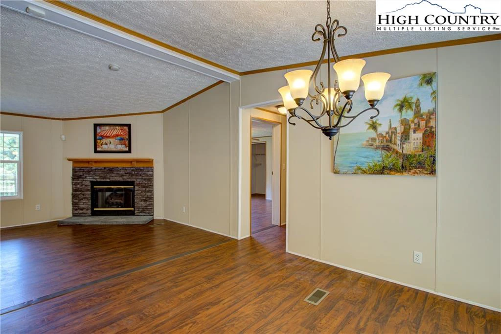 Image number 4 for the current listing