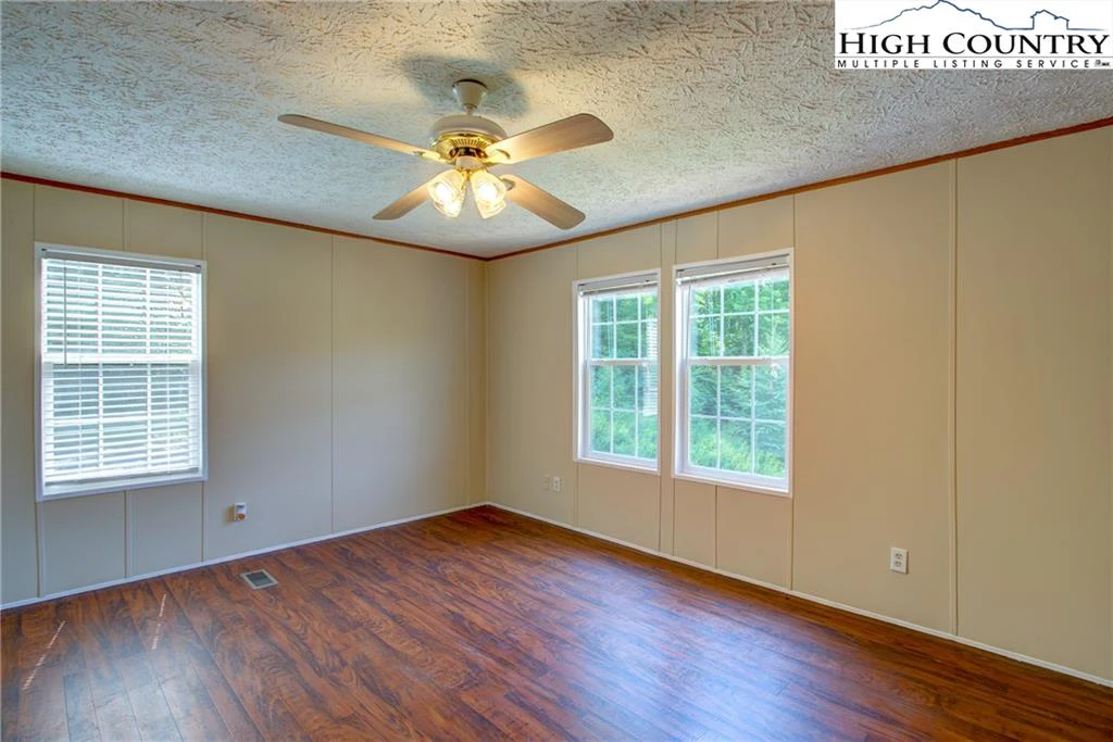 Image number 9 for the current listing