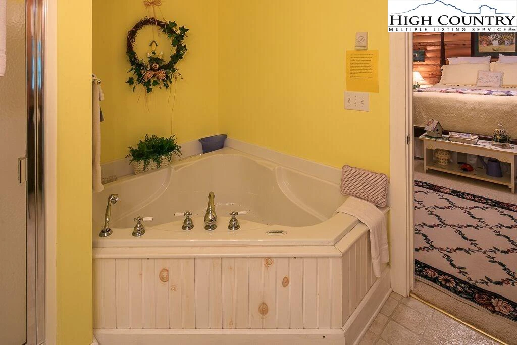 Image number 2 for the current listing