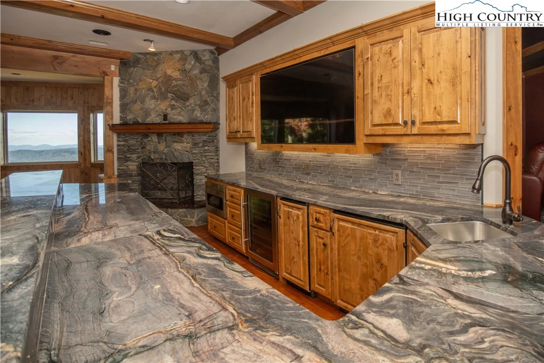 Image number 14 for the current listing