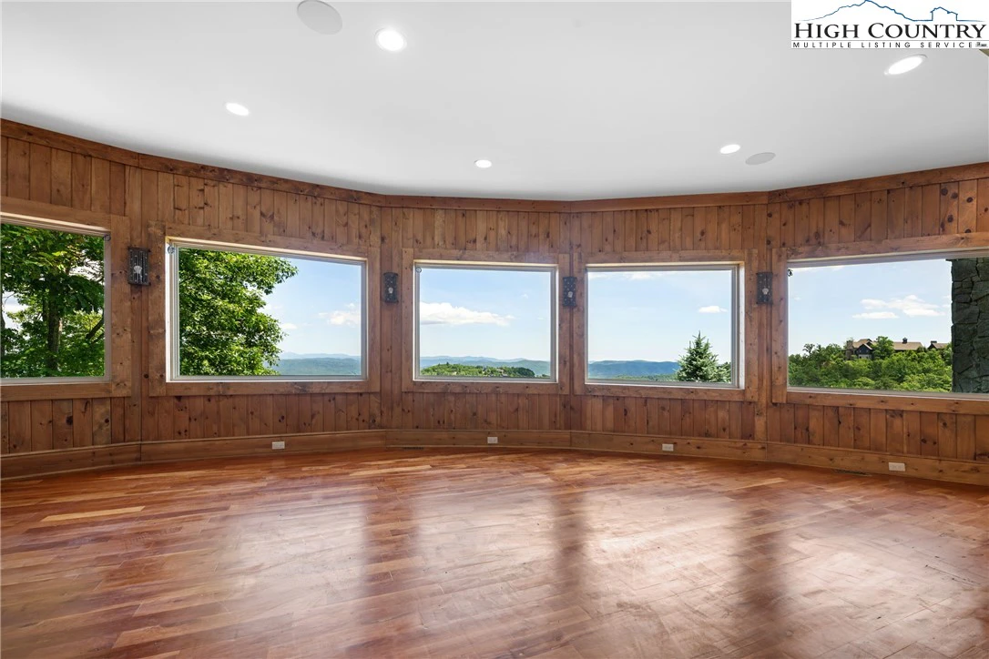 Image number 4 for the current listing