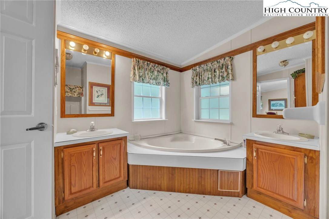 Image number 12 for the current listing