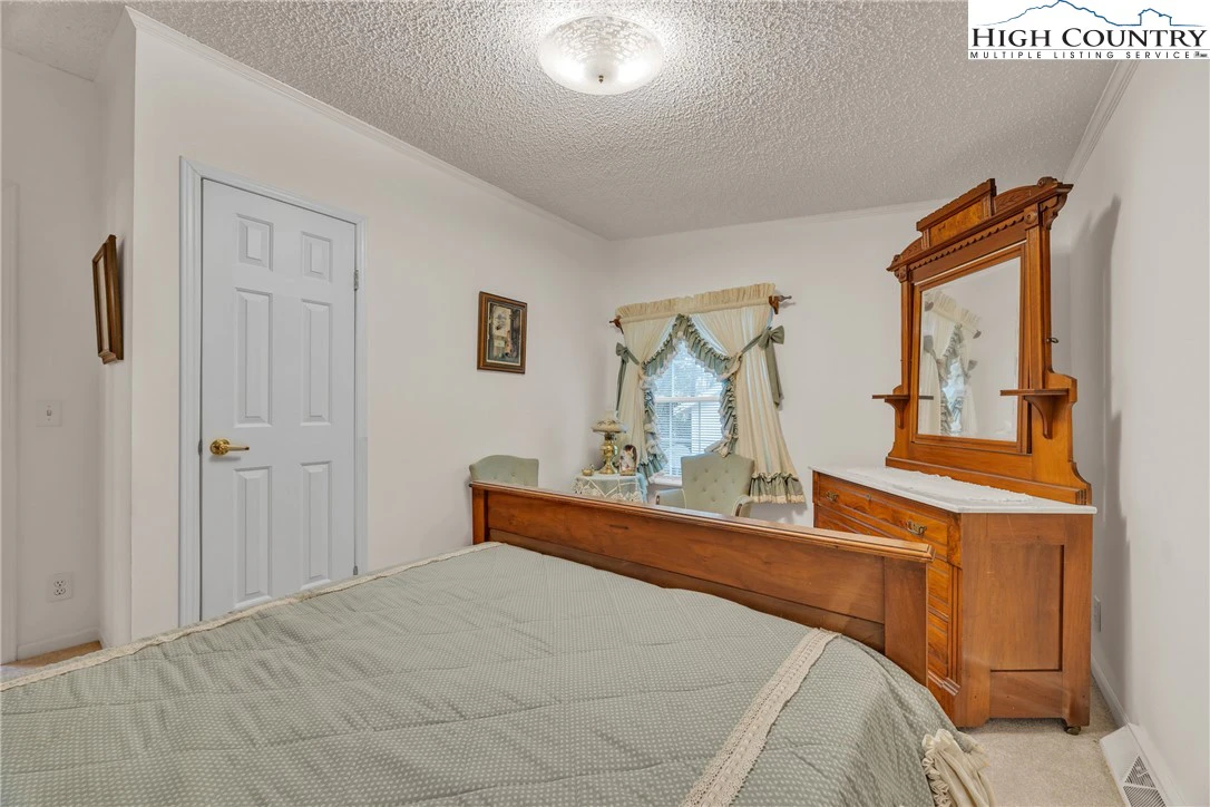 Image number 18 for the current listing