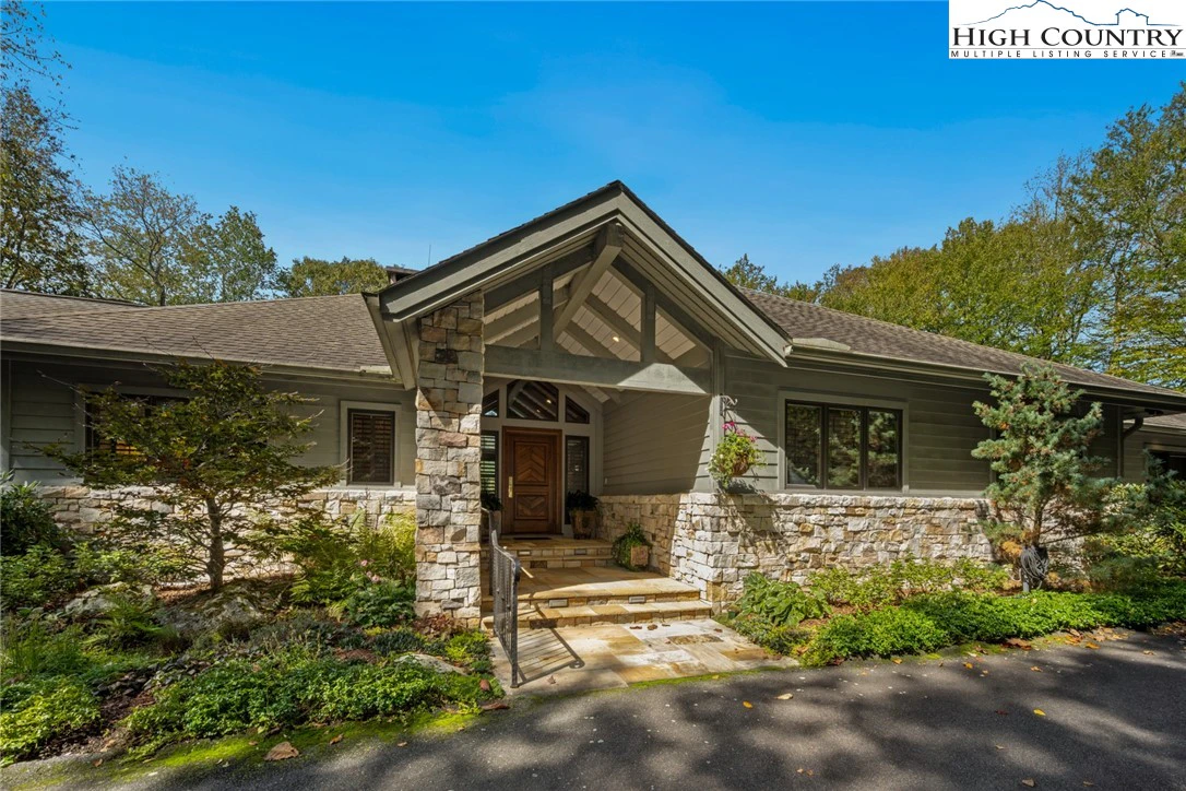 Image number 1 for the current listing