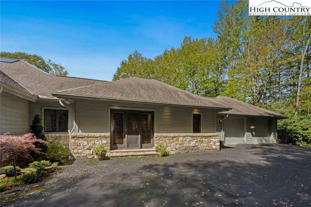 Image number 15 for the current listing