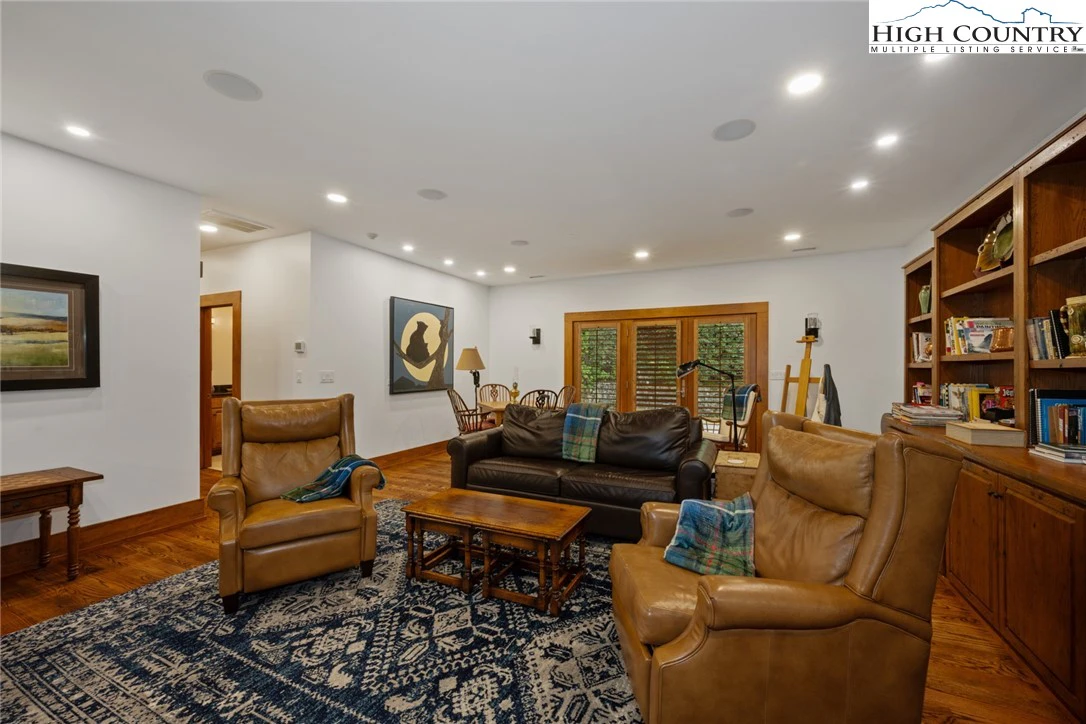 Image number 9 for the current listing