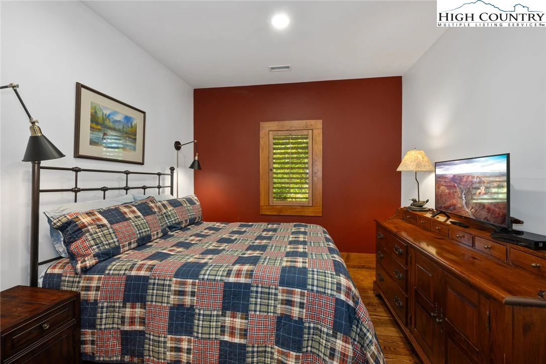 Image number 10 for the current listing