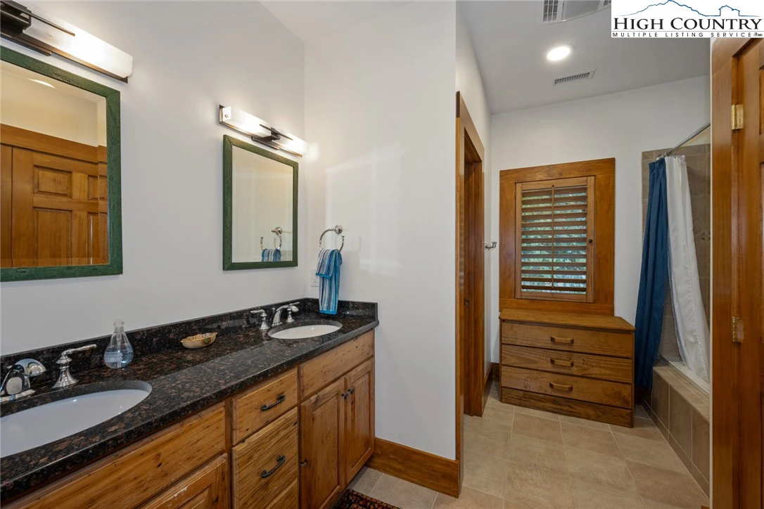 Image number 11 for the current listing