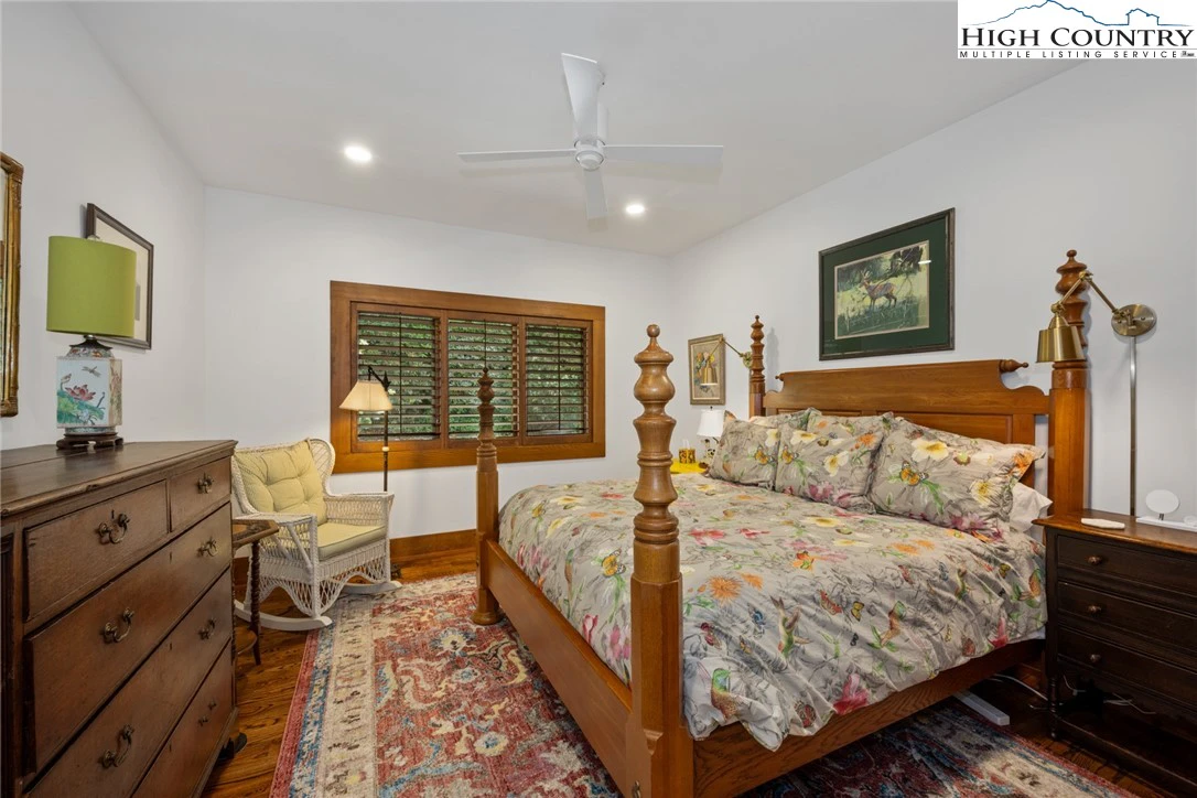 Image number 6 for the current listing
