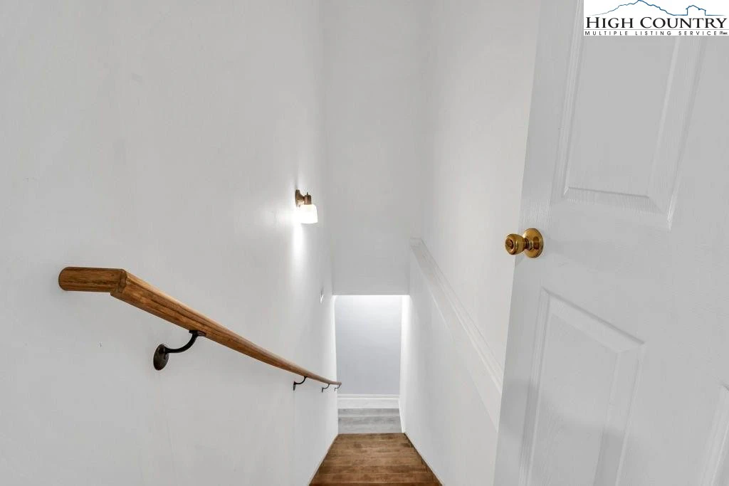 Image number 10 for the current listing