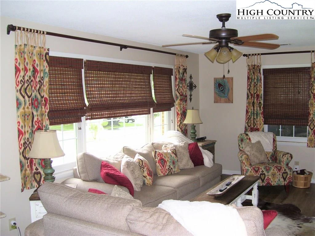 Image number 12 for the current listing