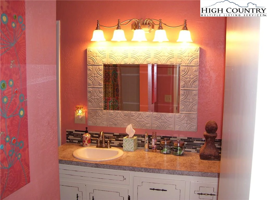 Image number 9 for the current listing